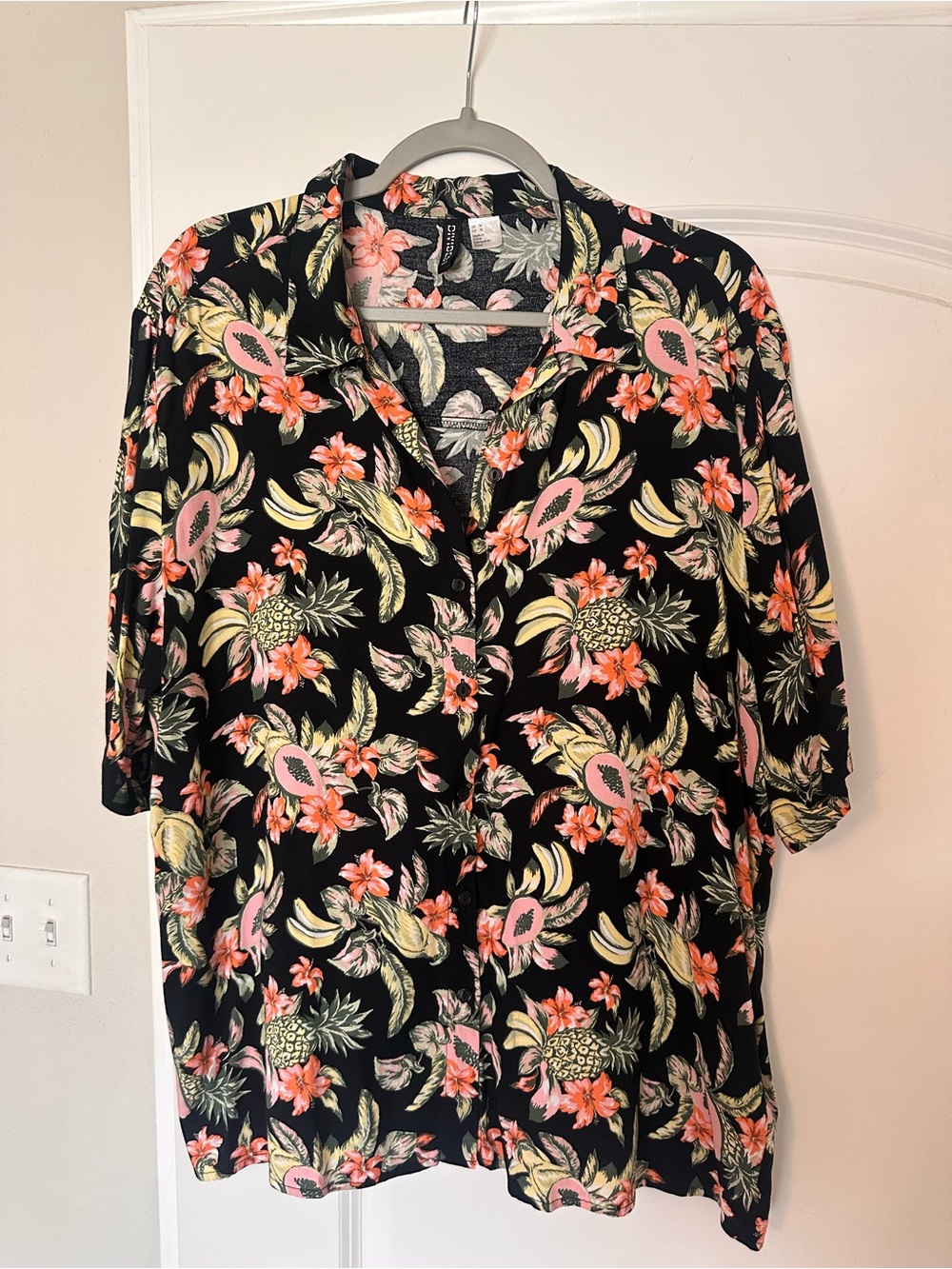 H&M Divided black tropical print shirt M